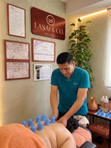 un masaje de ventosas hecho por masajes lasai en bera de bidasoa 